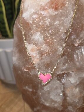 Kendra Scott Ari Heart Necklace Neon Pink Magnesite 14k Gold Plated